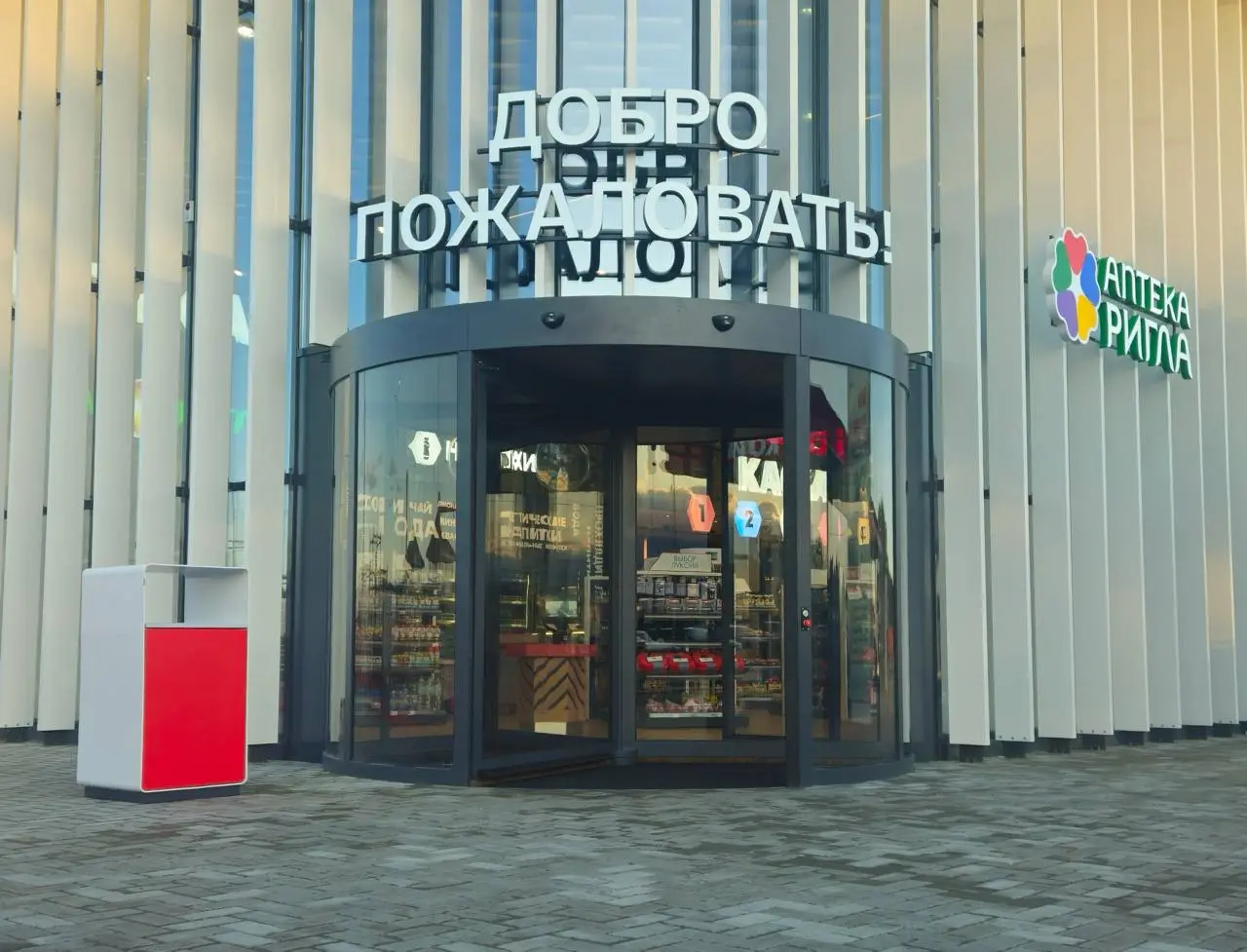 Входная группа с карусельной дверью UGER